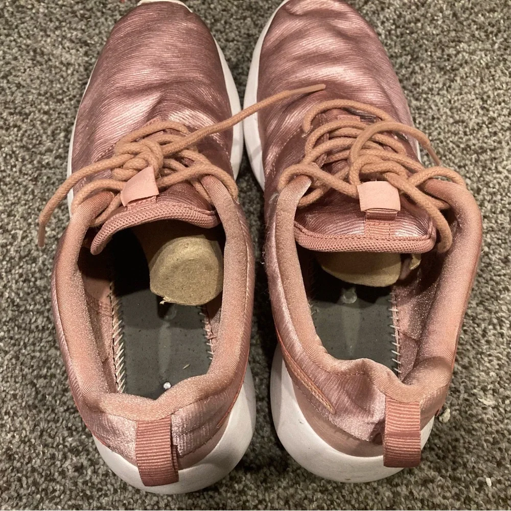 Size 8 Women's Nike Roshe One ORM Sneakers 833928-601 Rust Pink/Rush Pink/White - Picture 5 of 7